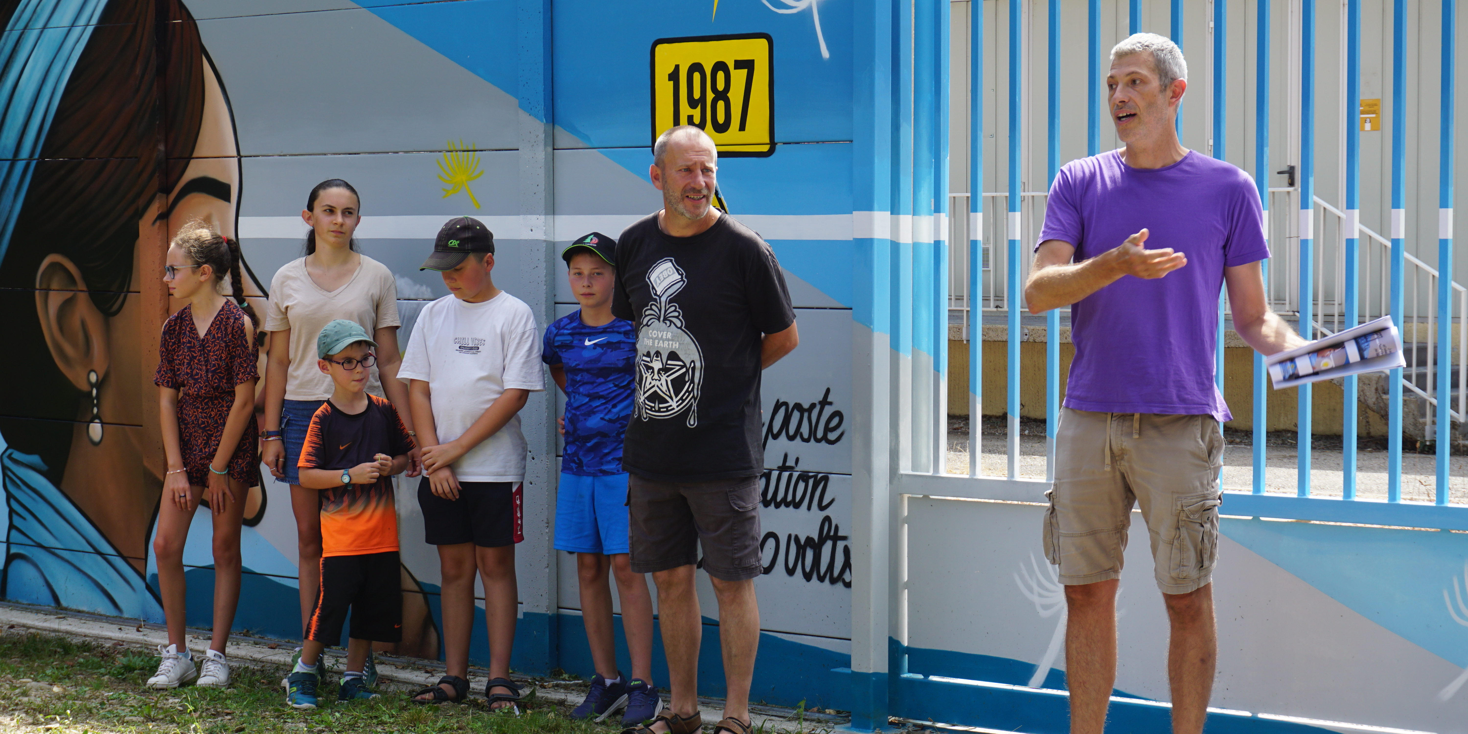 Embellissement de la clôture du poste source de « Menat » par les enfants des ALSH : le projet alliant culture et jeunesse inauguré !