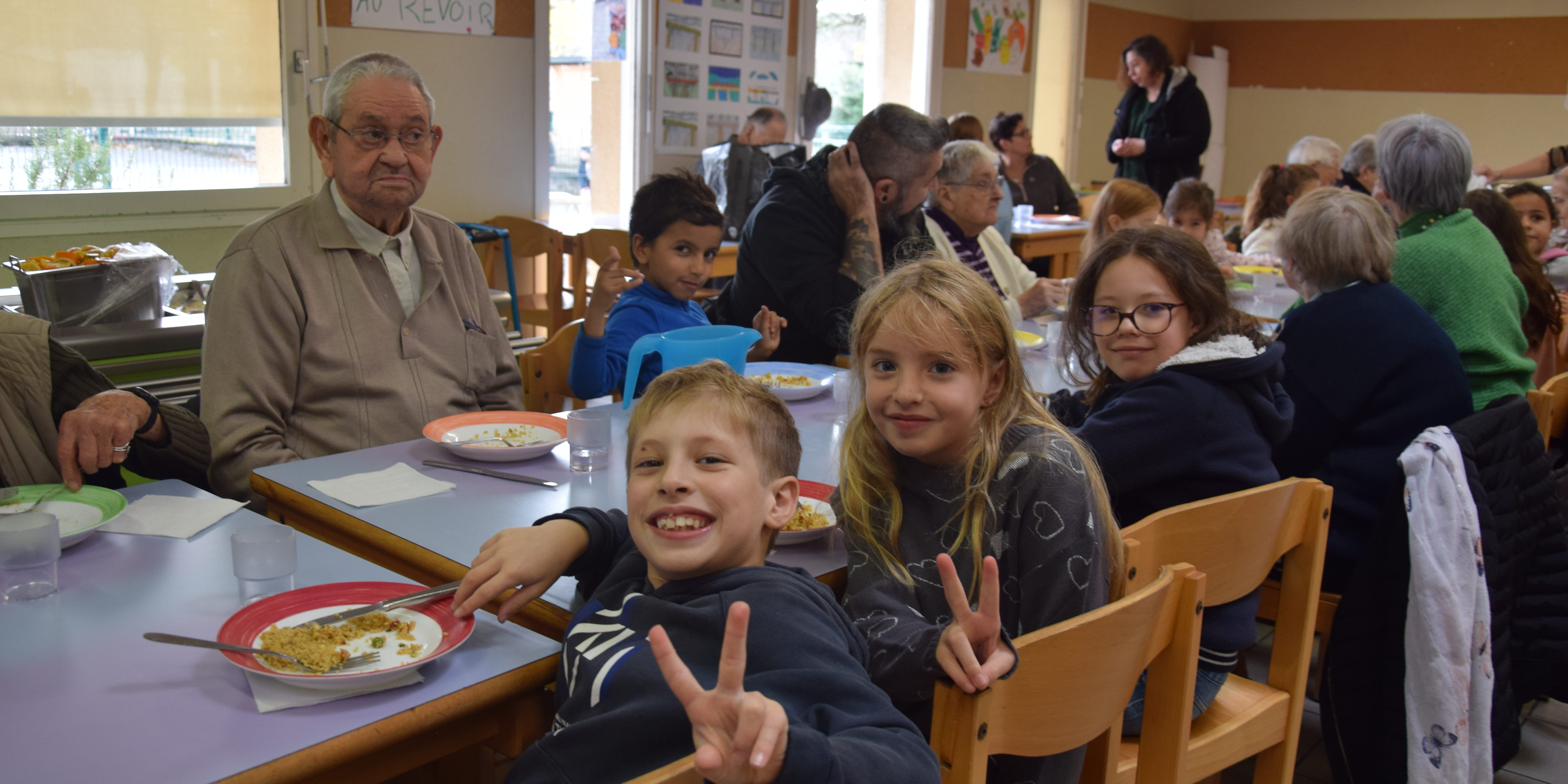 Repas partagé entre les bénéficiaires du CIAS, les résidents des EHPADs de Manzat  et des Ancizes-Comps et les enfants de l’ALSH